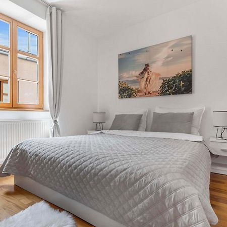 Charming Apartment In The Heart Of Bratislava Luaran gambar