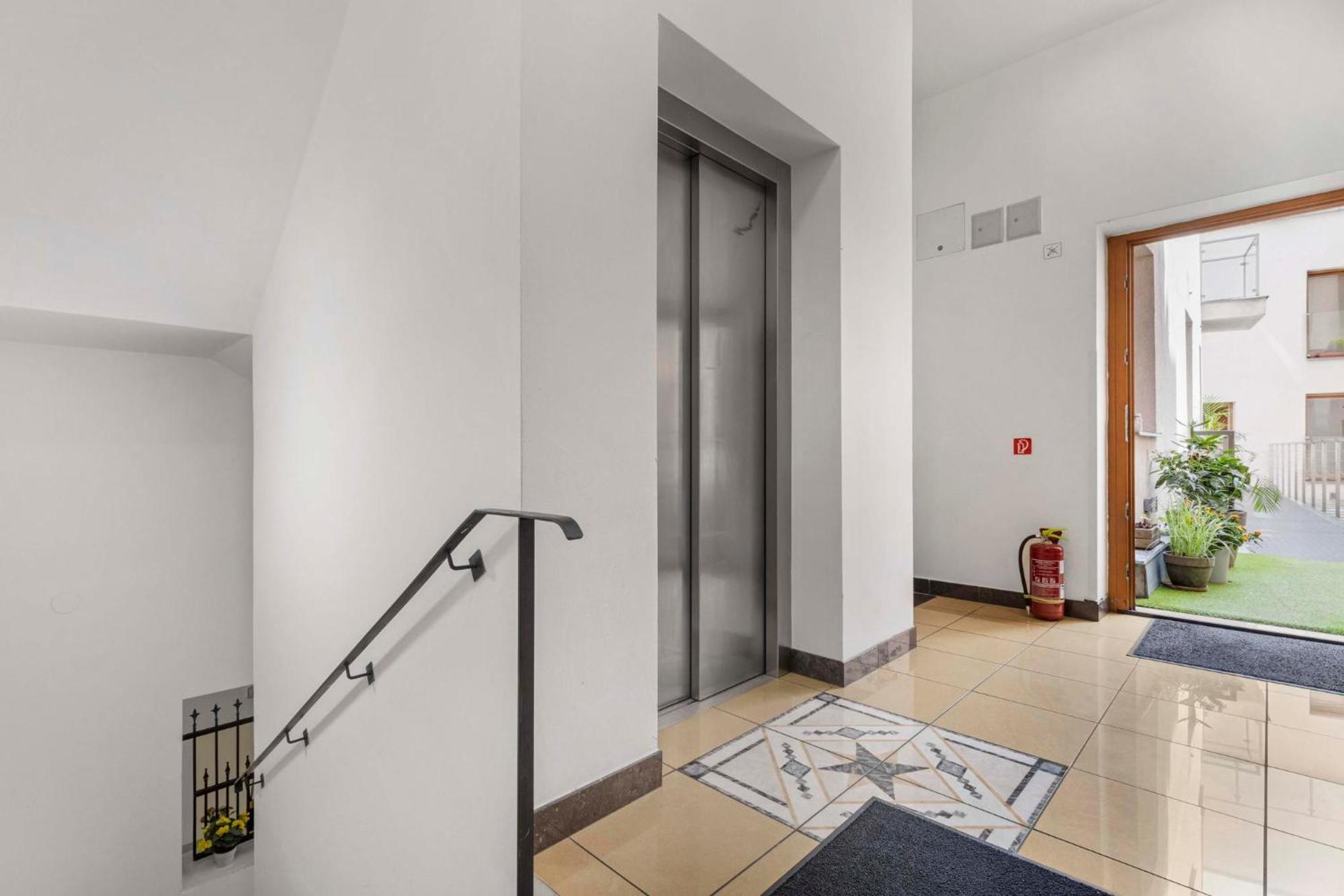 Charming Apartment In The Heart Of Bratislava Luaran gambar
