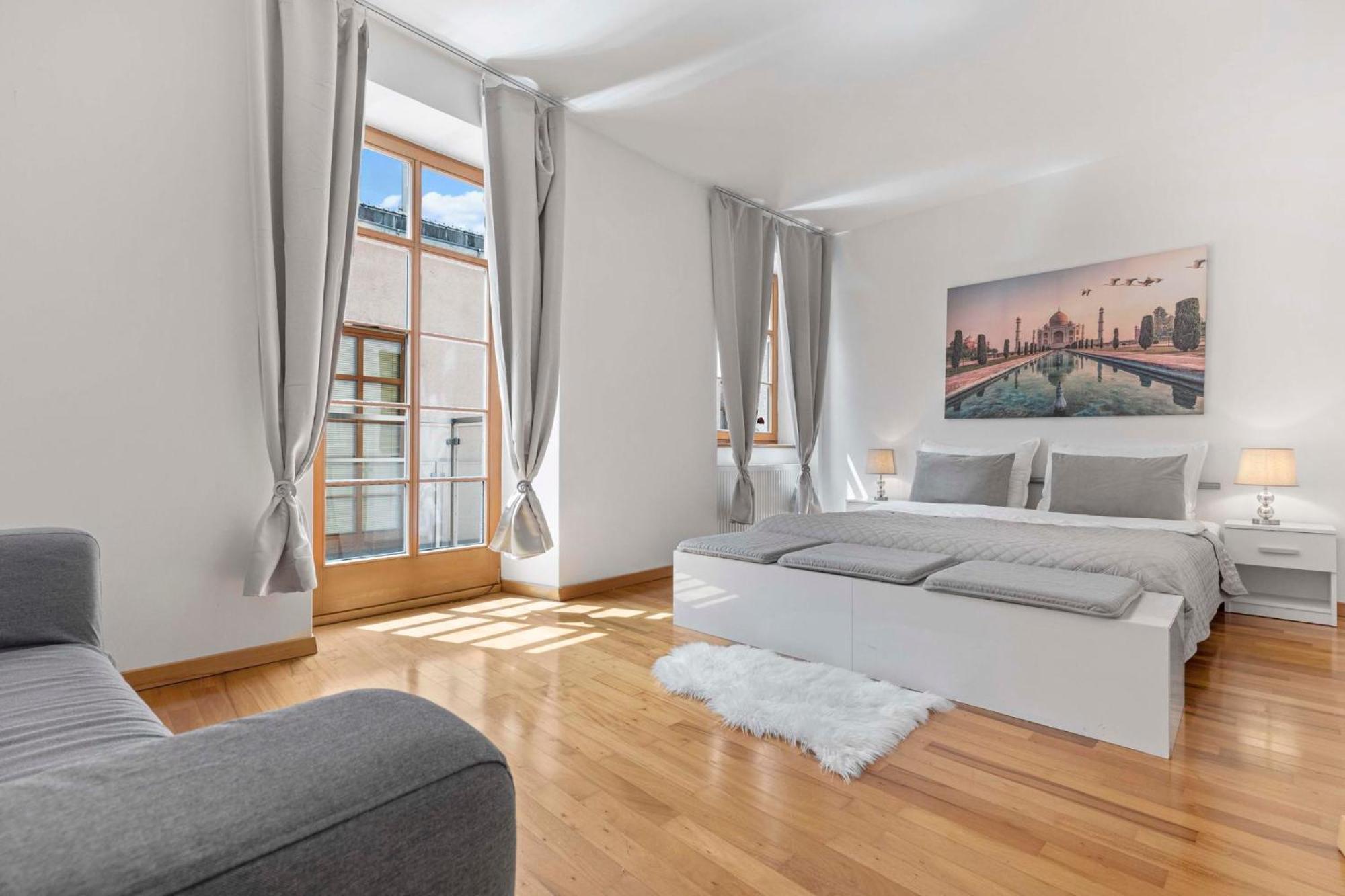 Charming Apartment In The Heart Of Bratislava Luaran gambar